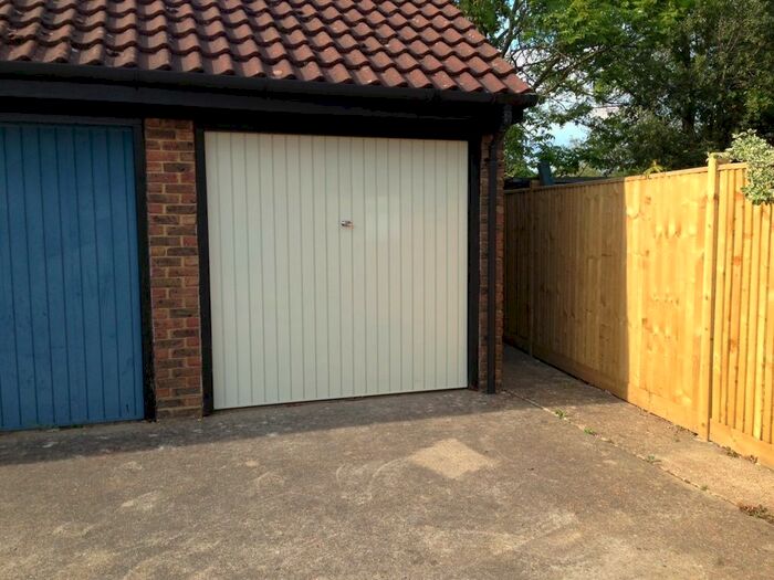 Garage / Parking To Rent In Rickwood, Horley, RH6