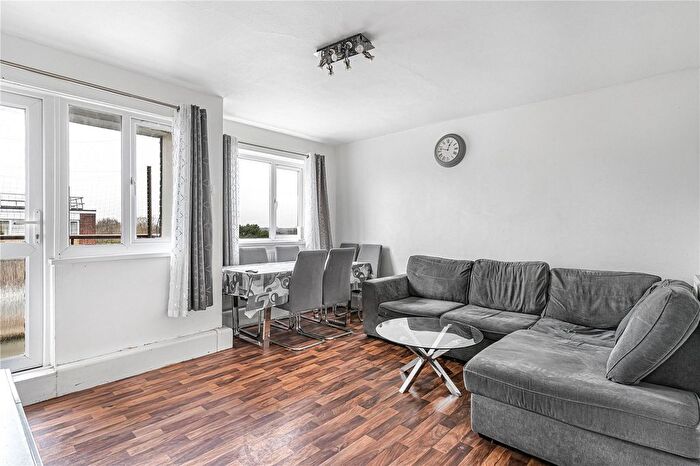 3 Bedroom Flat For Sale In Tildesley Road, London, SW15