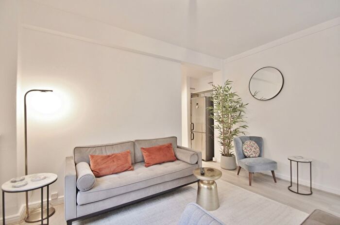 1 Bedroom Flat To Rent In Latymer Court, Hammersmith Road, Hammersmith, W6