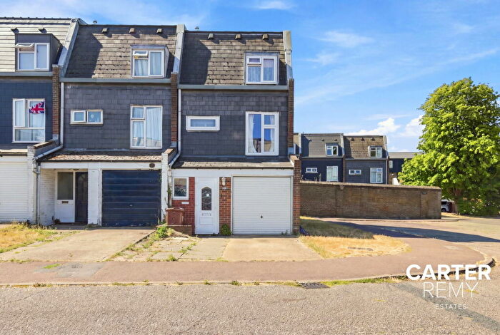 3 Bedroom Town House For Sale In Saladin Drive, Purfleet, RM19