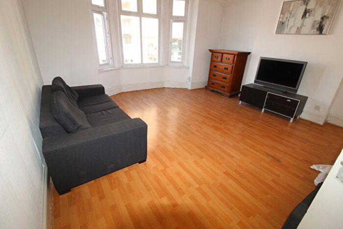 4 Bedroom Flat To Rent In Broadway, West Ealing, W13