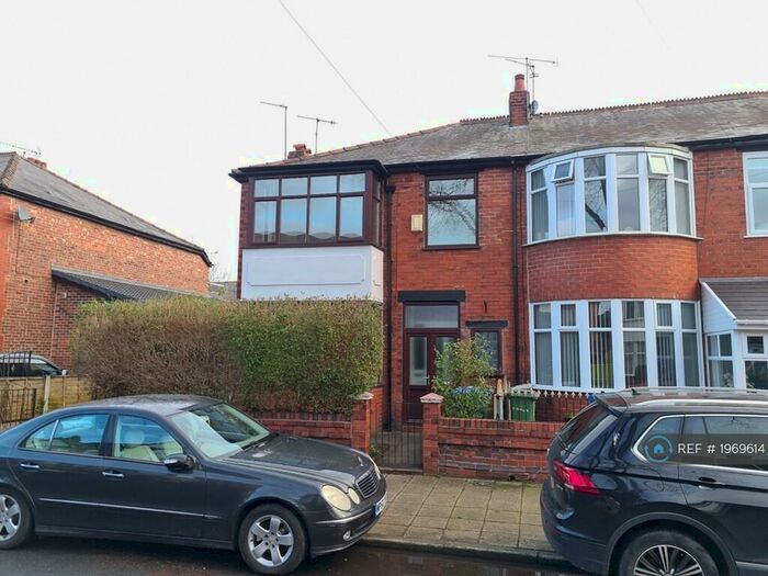 4 Bedroom Semi-Detached House To Rent In St John's Road, Manchester, M16