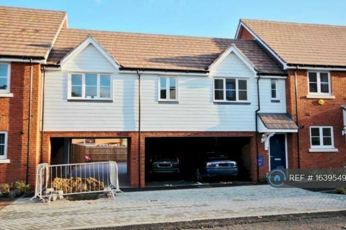 2 Bedroom Flat To Rent In Chancel Drive, Wainscott, Rochester, ME3