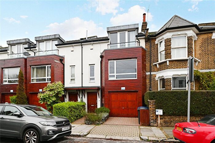3 Bedroom Parking For Sale In Lincoln Road, East Finchley, London, N2