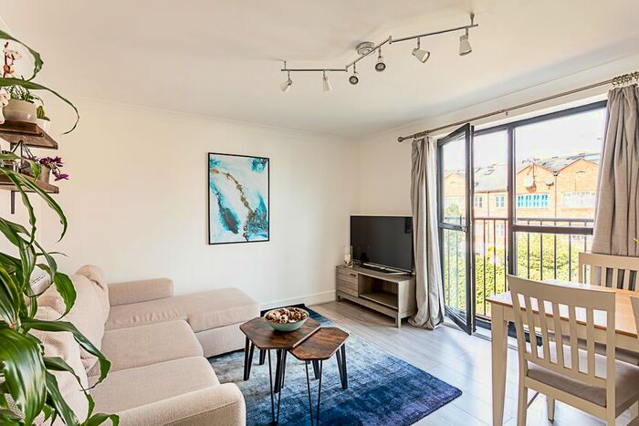 2 Bedroom Flat To Rent In Flat Tideway Court, Rotherhithe Street, London, SE16