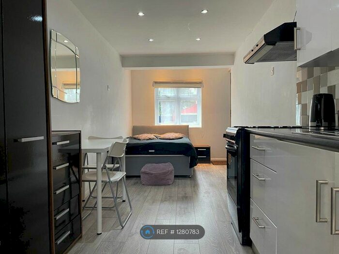 Studio To Rent In Whalebone Grove, Romford RM6