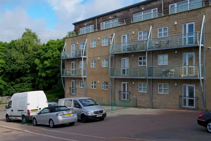 2 Bedroom Flat To Rent In Brackendale, Bradford, BD10
