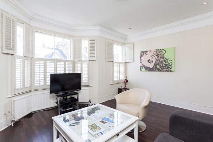 2 Bedroom Flat To Rent In Kimbell Gardens, Fulham, London, SW6