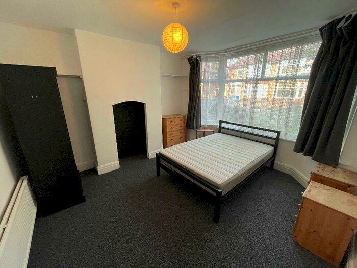 4 Bedroom Semi-Detached House To Rent In Sherwood Avenue, Fallowfield, M14