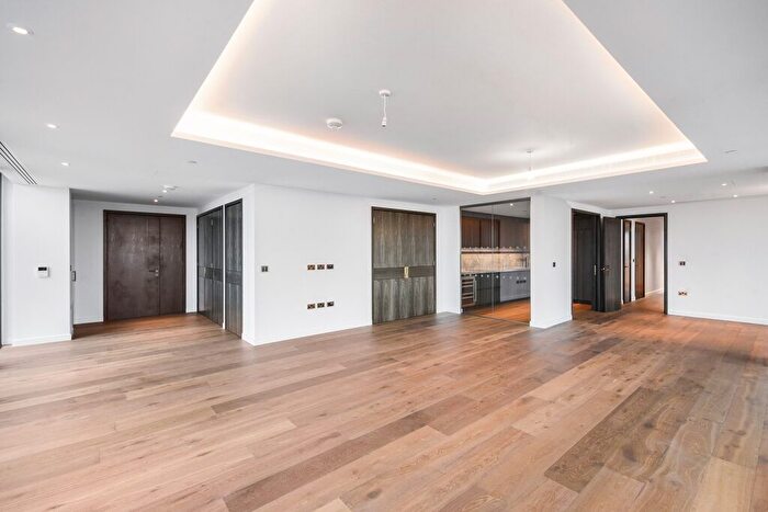 4 Bedroom Flat To Rent In Carnation Way, London, SW8