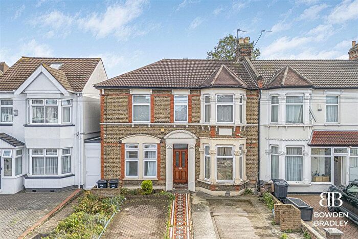2 Bedroom Maisonette For Sale In Wellesley Road, Ilford, IG1