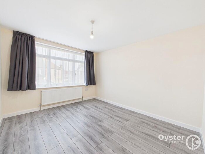 4 Bedroom Duplex To Rent In North Circular Road, London, NW2