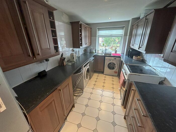 2 Bedroom Flat To Rent In Turners Hill, Cheshunt, Waltham Cross, EN8