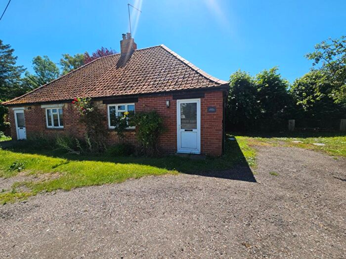 1 Bedroom Bungalow For Sale In High Street, Winterbourne Stoke, Salisbury, Wiltshire, SP3