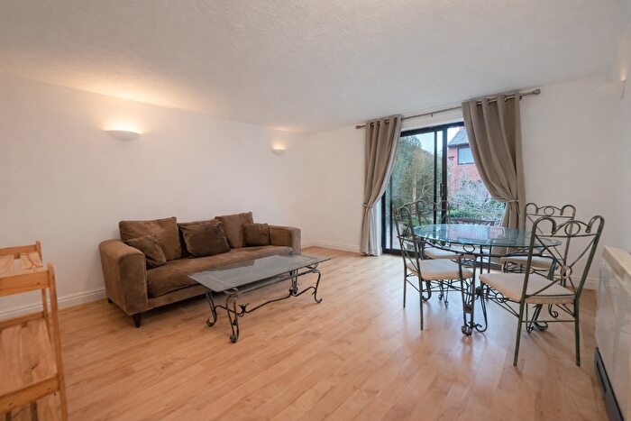 2 Bedroom Flat To Rent In Queens Court, Cox Street, Birmingham, B3