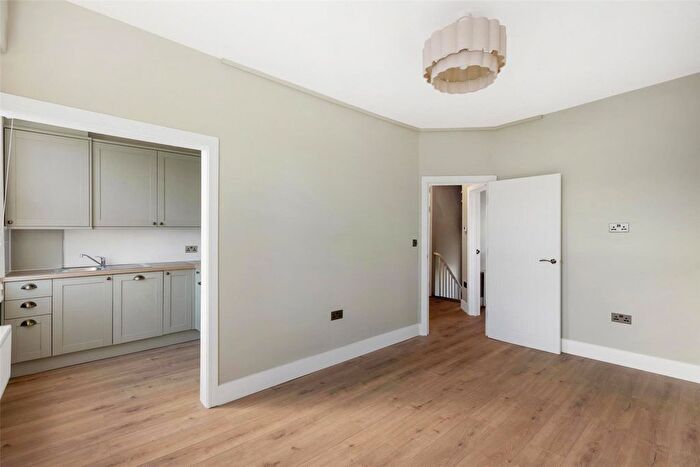 1 Bedroom Flat To Rent In Stanlake Road, London, W12