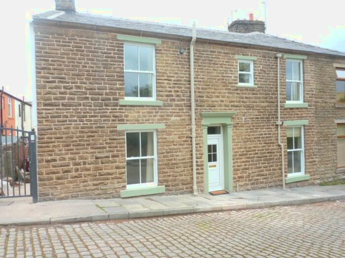 2 Bedroom Cottage To Rent In Albert Street, Hoddlesden, BB3