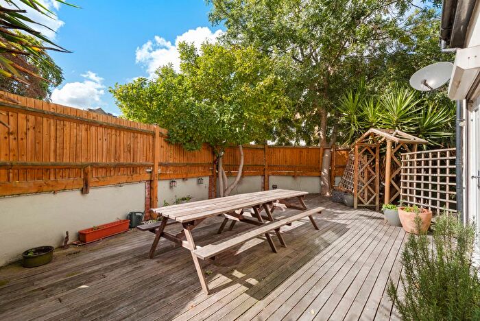 2 Bedroom Flat For Sale In Cavendish Road, SW12
