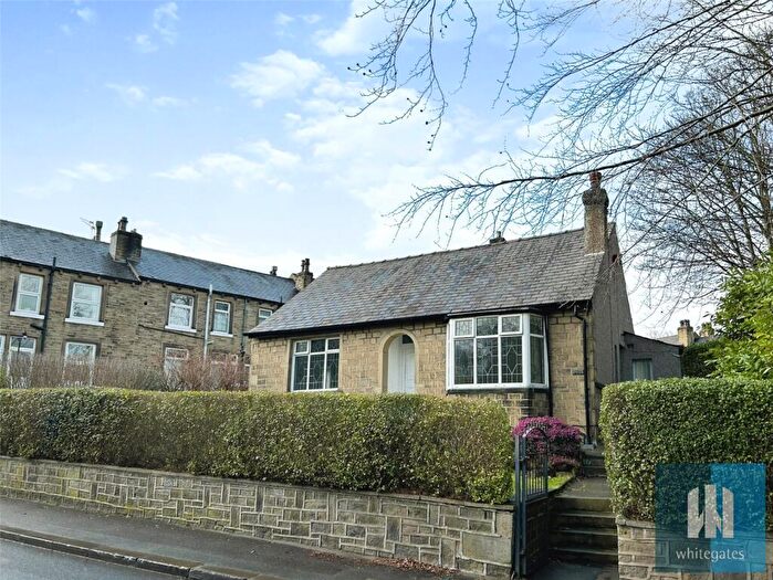 3 Bedroom Bungalow To Rent In Blacker Road, Birkby, Huddersfield, HD2