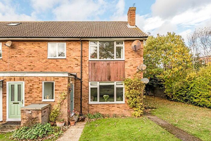 2 Bedroom Maisonette For Sale In Cranmer Court, Hampton, TW12