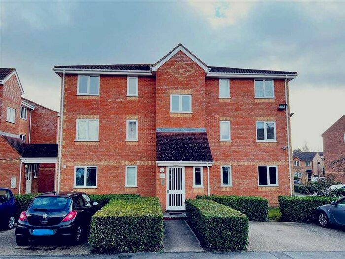 2 Bedroom Flat To Rent In Walpole Rd, Slough, Burnham, SL1