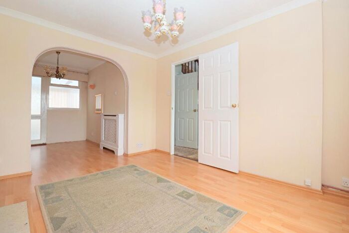 3 Bedroom Terraced House For Sale In Florence Avenue, Luton, LU3