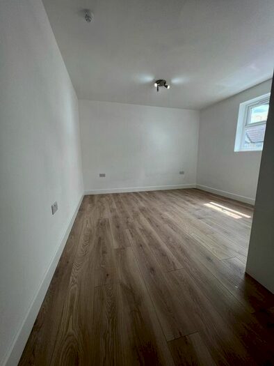 1 Bedroom Studio To Rent In High Road Leyton, London, E15