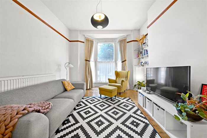 2 Bedroom Maisonette For Sale In Isledon Road, Finsbury Park, N7