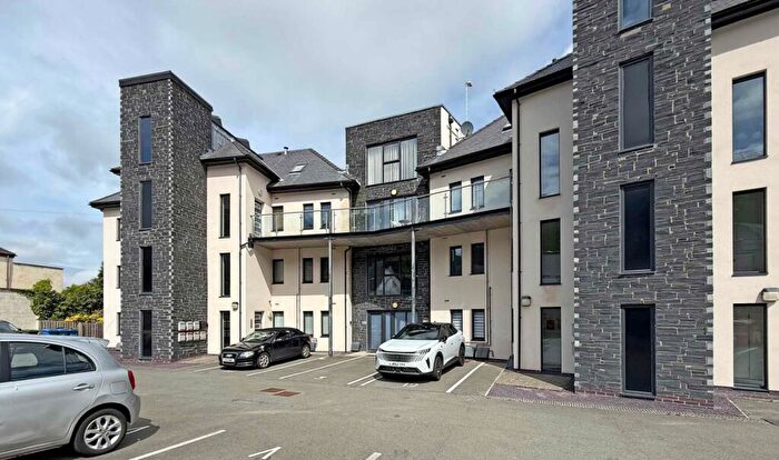 2 Bedroom Apartment For Sale In Y Felinheli, Gwynedd, LL56