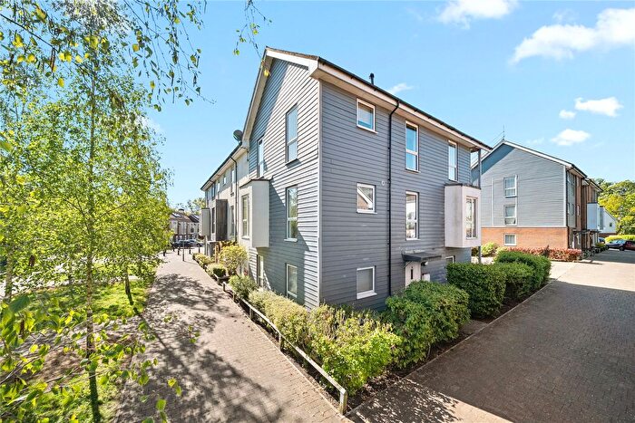 2 Bedroom Flat For Sale In Addlestone, Surrey, KT15