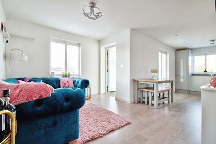 1 Bedroom Apartment For Sale In Faringdon Avenue, Romford, RM3