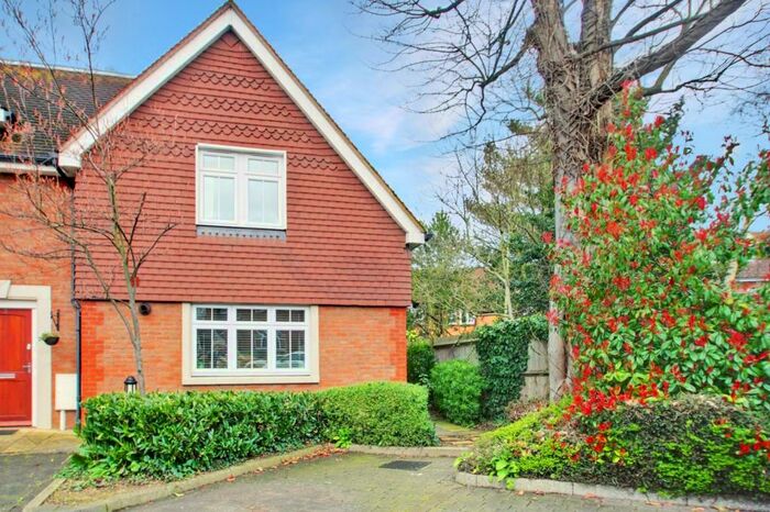3 Bedroom End Of Terrace House To Rent In Chertsey, Surrey, KT16