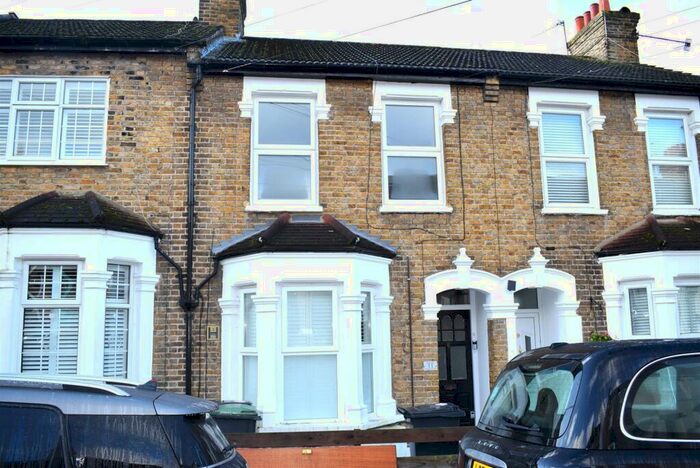 1 Bedroom Flat To Rent In Smeaton Road, Chigwell, IG8