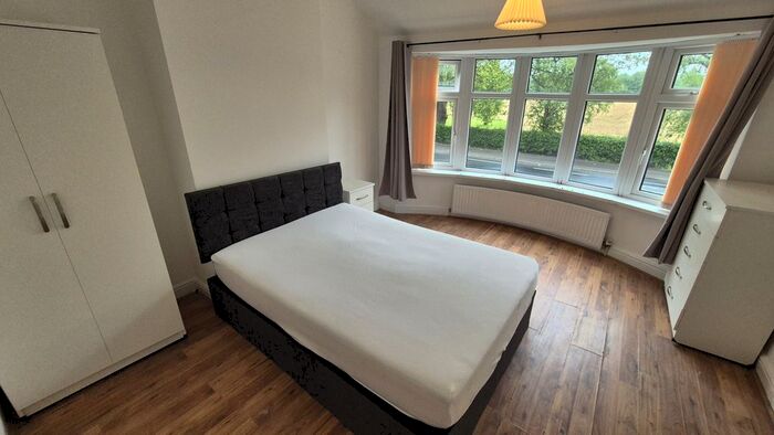 5 Bedroom Semi-detached House To Rent In Parrs Wood Road, Didsbury, Manchester, M20