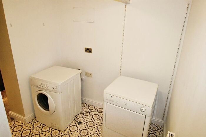 2 Bedroom End Of Terrace House To Rent In Cobden Street, Clayton, BD14
