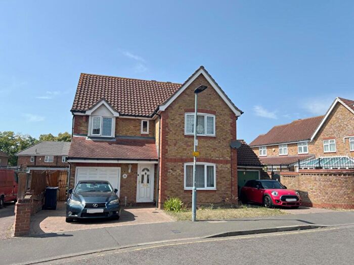 4 Bedroom Detached House For Sale In Bexley Gardens, Chadwell Heath, RM6