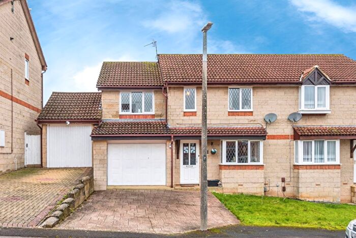 4 Bedroom Semi Detached House For Sale In Locksgreen Crescent, Swindon, SN25