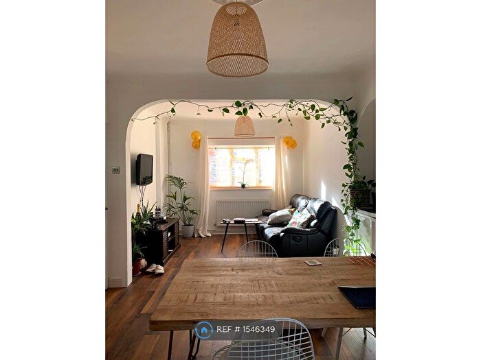 2 Bedroom End Of Terrace House To Rent In Ritchie Road, Croydon, CR0