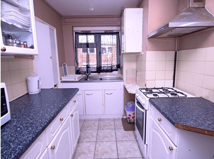 3 Bedroom Flat To Rent In Cranleigh Gardens, UB1