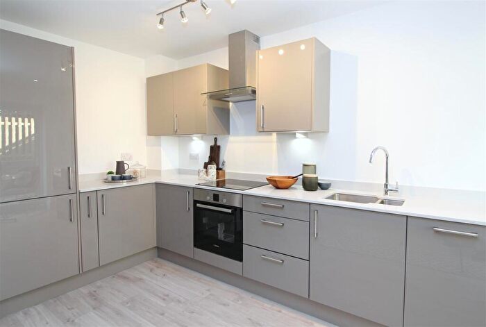 1 Bedroom Flat To Rent In Sandridge Park, Porters Wood, St Albans, AL3