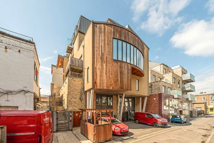 3 Bedroom Flat To Rent In Carpenters Place, Clapham, SW4