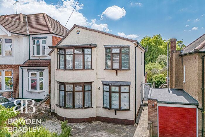 4 Bedroom Detached House For Sale In Heatherley Drive, Clayhall, IG5