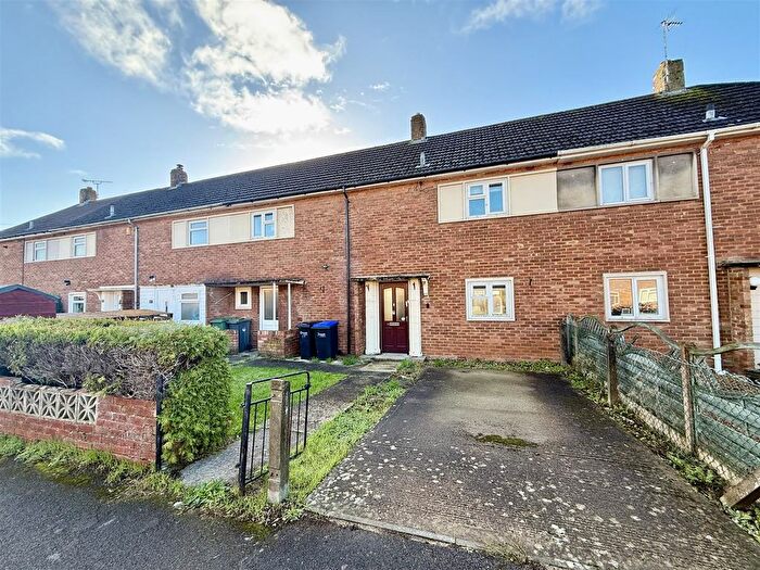 3 Bedroom Terraced House For Sale In Broomfield, Chippenham, SN15