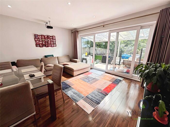 3 Bedroom End Of Terrace House For Sale In Palace View, London, SE12