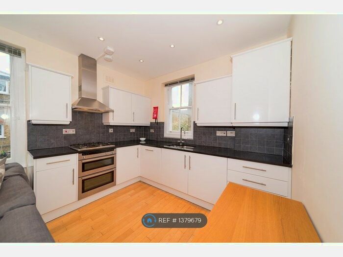 3 Bedroom Flat To Rent In Clapham, London, SW4