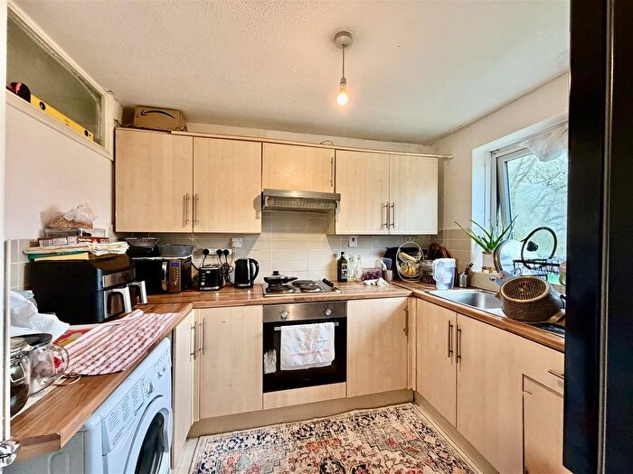 2 Bedroom Flat For Sale In Oakley Close, Isleworth, TW7