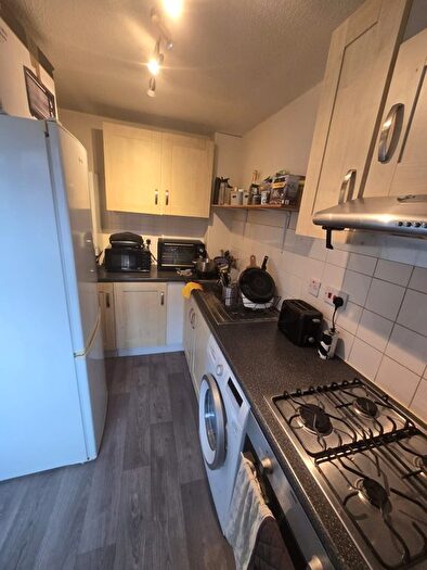 2 Bedroom Flat To Rent In Cricklewood Lane, London, NW2