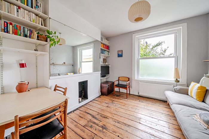 2 Bedroom Flat For Sale In Warner Road, London, SE5