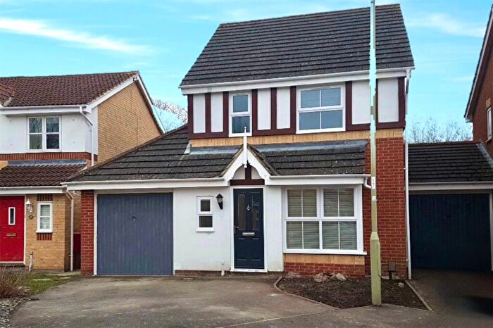 3 Bedroom Detached House For Sale In Richmond Close, Farnborough, Hampshire, GU14