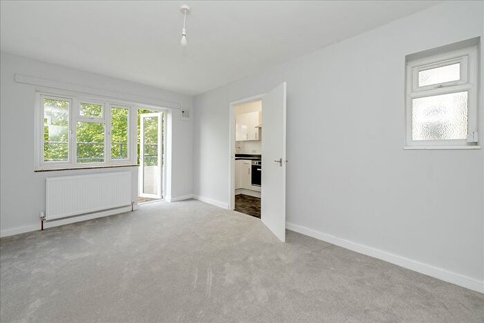 2 Bedroom Flat For Sale In Shepherd's Bush Road, Hammersmith, W6